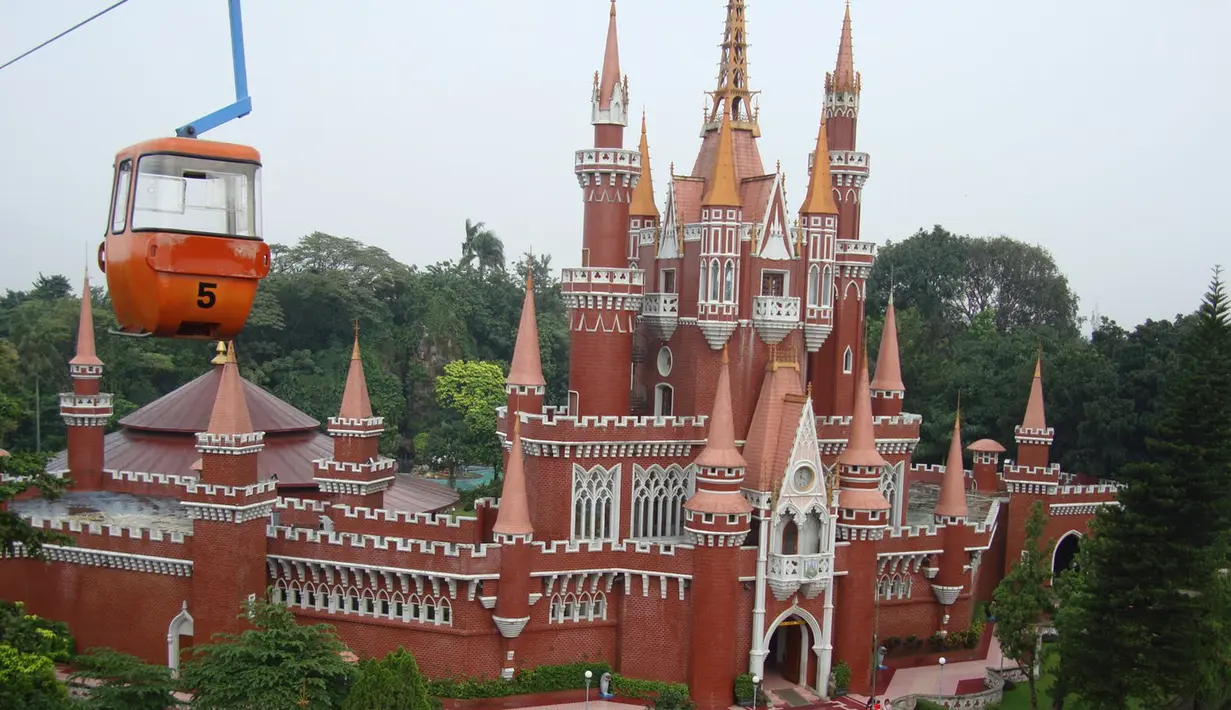 Taman Mini Indonesia Indah (TMII) selalu ramai saat Lebaran. TMII mempunyai berbagai macam anjungan dan bangunan terkenal dari seluruh pelosok Indonesia, dapat membantu pengunjung untuk menikmati berbagai budaya yang ada di Indonesia. (Istimewa)