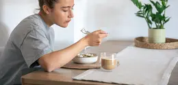 Salah satu menerapkan mindful portion dengan menggunakan piring yang berukuran kecil untuk makan. (Foto/dok: Freepik/Pvproduction)