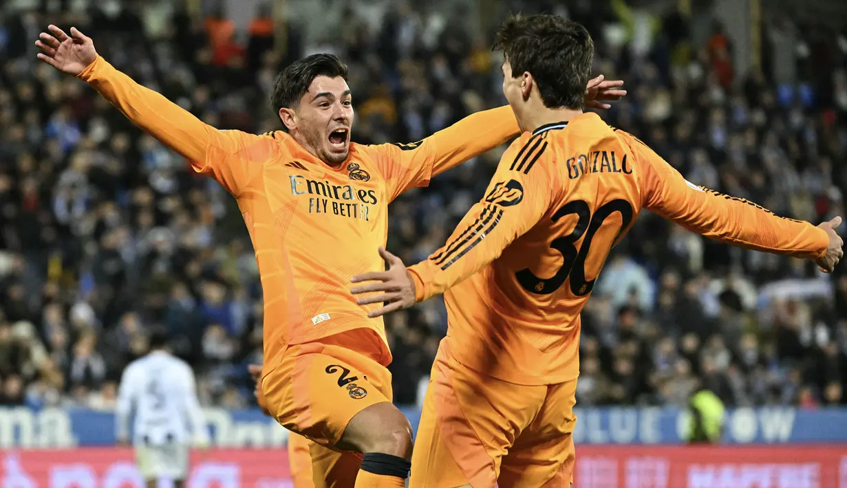 Pemain Real Madrid, Gonzalo Gracia (kanan) merayakan golnya bersama Brahim Diaz dalam laga perempat final Copa del Rey melawan Leganes di Butarque Municipal Stadium, Leganes, Spanyol, Kamis (06/02/2025) WIB. (AFP/Javier Soriano)
