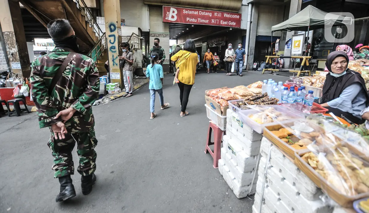 Anggota TNI berjaga di salah satu pintu masuk Blok B Pasar Tanah Abang, Jakarta, Minggu (2/5/2021). Petugas gabungan TNI, Polri, dan Satpol PP memperketat penjagaan di tiap pintu masuk Blok A dan B Pusat Grosir Tanah Abang guna mencegah kerumunan pengunjung. (merdeka.com/Iqbal S Nugroho)