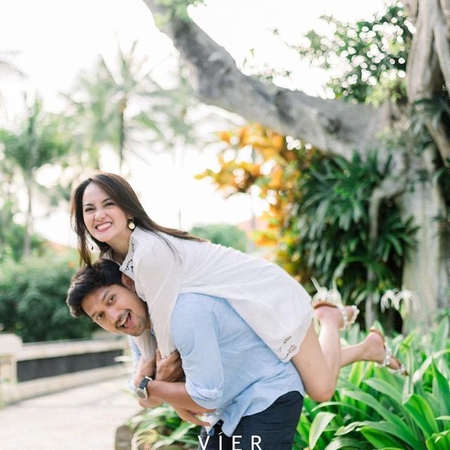 6 Potret Pemotretan Honeymoon Ibnu Jamil dan Ririn Ekawati, Romantis