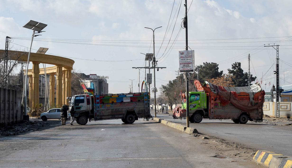 Menurut pernyataan militer pada Minggu, 1 Februari 2026, sedikitnya 15 tentara Pakistan dan 92 militan tewas dalam serangkaian operasi kontraterorisme yang dilakukan pasukan keamanan di provinsi Balochistan. Tampak dalam foto, truk-truk terparkir di jalan saat personel keamanan menutup area di dekat lokasi ledakan di Quetta pada 1 Februari 2026, sehari setelah serangan oleh separatis Baloch. (Banaras KHAN/AFP)