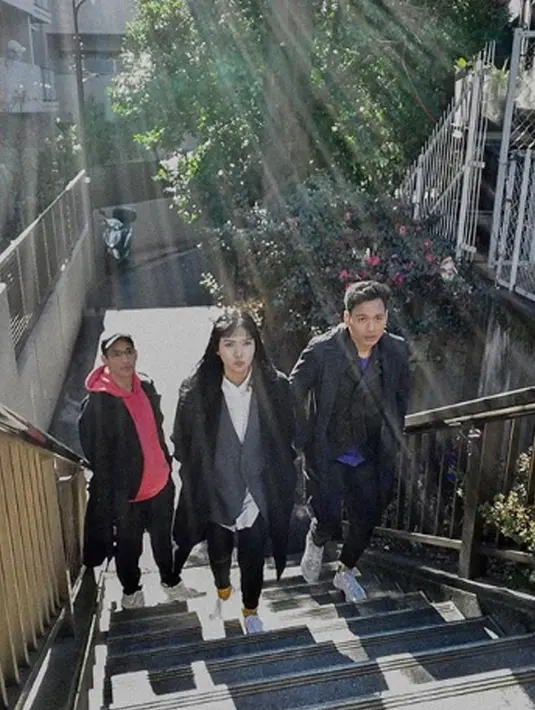 Saat ini Trio Afgan, Isyana Sarasvati, dan Rendy Pandugo kembali memberikan karya terbarunya yang berupa mini album berjudul 'Lagu Cinta'. (Liputan6.com/IG/isyanasarasvati)