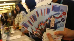 Karyawan menujukan brosur saat peluncuran bank administrator RDN Bank Panin di Bursa Efek Indonesia, Jakarta, Rabu (5/4). Dengan bergabungnya Panin Bank, jumlah bank administrator RDN saat ini menjadi 12 bank. (Liputan6.com/Angga Yuniar)