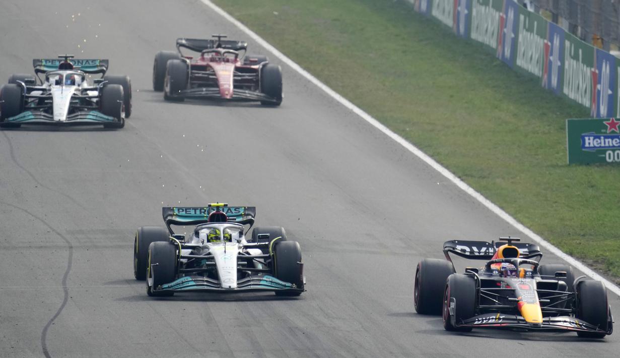 Sementara pembalap Mercedes AMG Petronas, Lewis Hamilton, dipaksa gagal podium dan harus puas berada di posisi keempat pada F1 GP Belanda 2022. (AP/Peter Dejong)