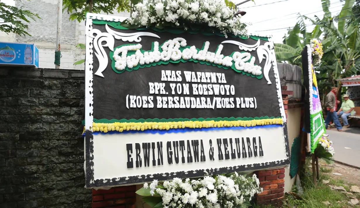 Kini, almarhum disemayamkan di kediamannya di kawasan Tangerang Selatan, Banten. Dimakamkan besok lataran menunggu putranya dari Raja Ampat. (Adrian Putra/Bintang.com)