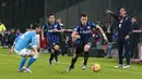 Pemain Inter Milan, Ivan Perisic (kanan) berebut bola dengan pemain Napoli Elseid Hysaj (kiri) pada lanjutan liga Italia Serie A di Stadion San Paolo, Naples,Selasa(1/12/2015) dini hari WIB. Napoli menang 2-1. (AFP Photo/Carlo Hermann)