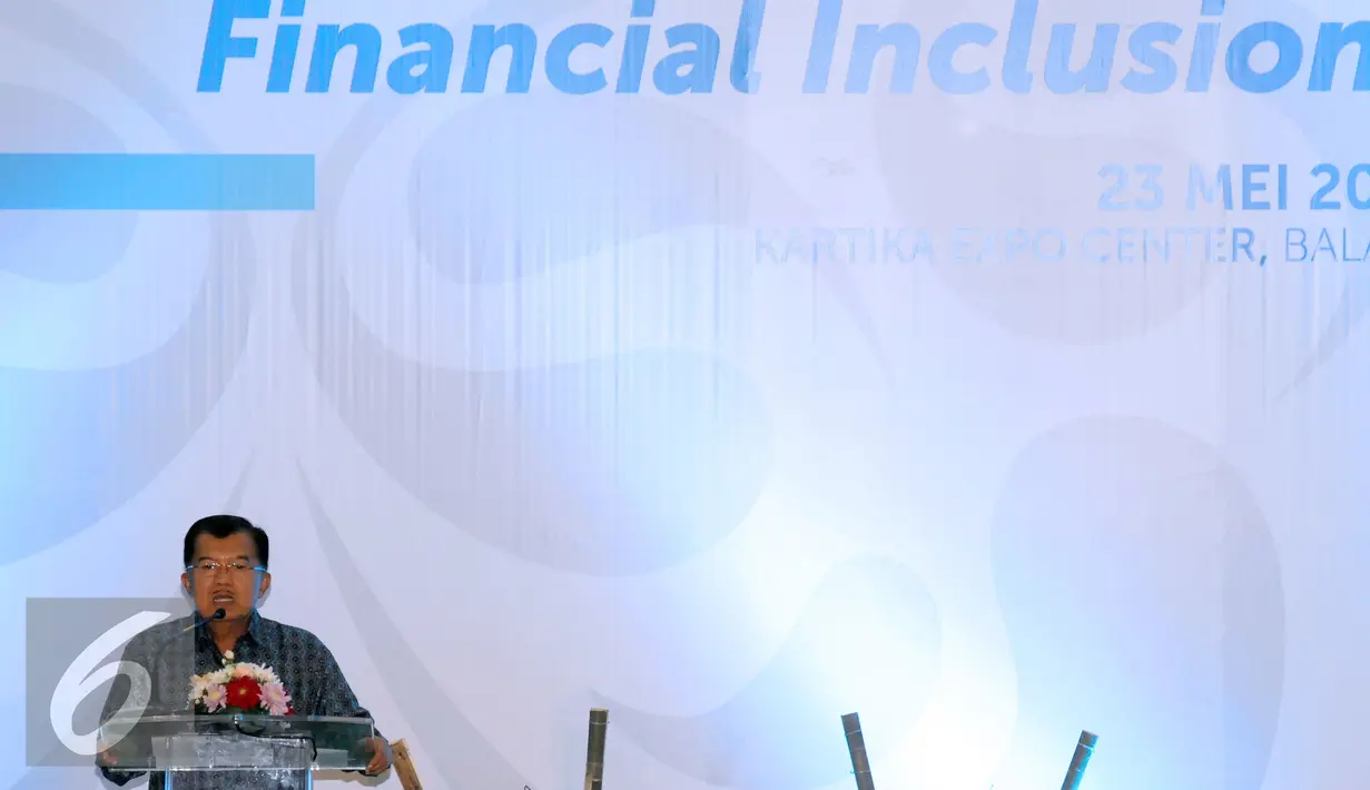 Wakil Presiden Jusuf Kalla memberikan sambutan pembuka pada pertemuan khusus Pisagro, Kadin, ISEI di Jakarta, Senin (23/5/2016). Pertemuan membahas dukungan Implementasi FinancialInclusion untuk Petani. (Liputan6.com/Helmi Fithriansyah)