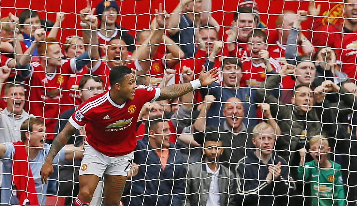 Pemain Manchester United, Memphis Depay merayakan gol yang dicetaknya ke gawang Sunderland pada laga Liga Inggris di Stadion Old Trafford, Manchester, Sabtu (26/9/2015). MU berhasil menang 3-0. (Action Images via Reuters/Jason Cairnduff)