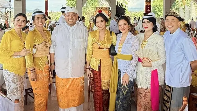 Sherina Dibalut Kebaya saat berada di Bali. [@sherinamunaf]