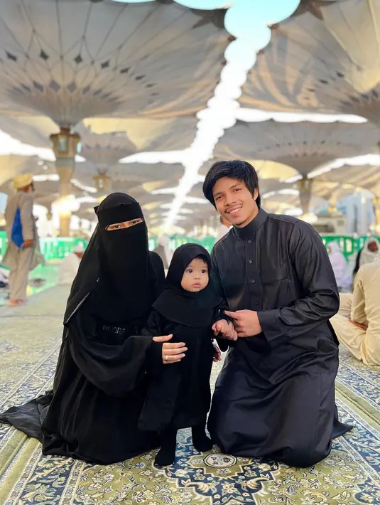 Di foto ini, banyak  yang terkejut melihat penampilan Aurel Hermansyah. Ia tampak mengenakan cadar dan gamis panjang. [Foto:IG/aurelie.hermansyah].