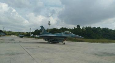 Pesawat tempur F-16 Lanud Roesmin Nurjadin Pekanbaru yang dikirim memperkuat kedaulatan Indonesia di Laut Natuna.