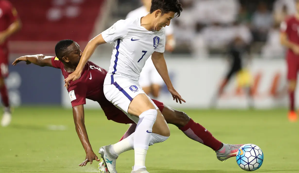 Penyerang Korea Selatan, Son Heungmin berusaha melewati pemain Qatar saat bertanding pada Kualifikasi Piala Dunia 2018 di stadion Jassim Bin Hamad, Doha, Qatar, (13/6). Qatar menang atas Korsel 3-2. (AFP Photo/Karim Jaafar)