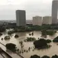 Badai Harvey dan hujan deras yang menyertai menyebabkan banjir bandang di Houston, Harris County, Texas, Amerika Serikat (Twitter/@Caroleenam)