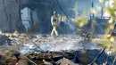 Petugas pemadam kebakaran memeriksa area yang terkena dampak ledakan gudang kembang api di Tui, Spanyol, Rabu (23/5). Satu orang tewas dalam kejadian tersebut. (MIGUEL RIOPA/AFP)