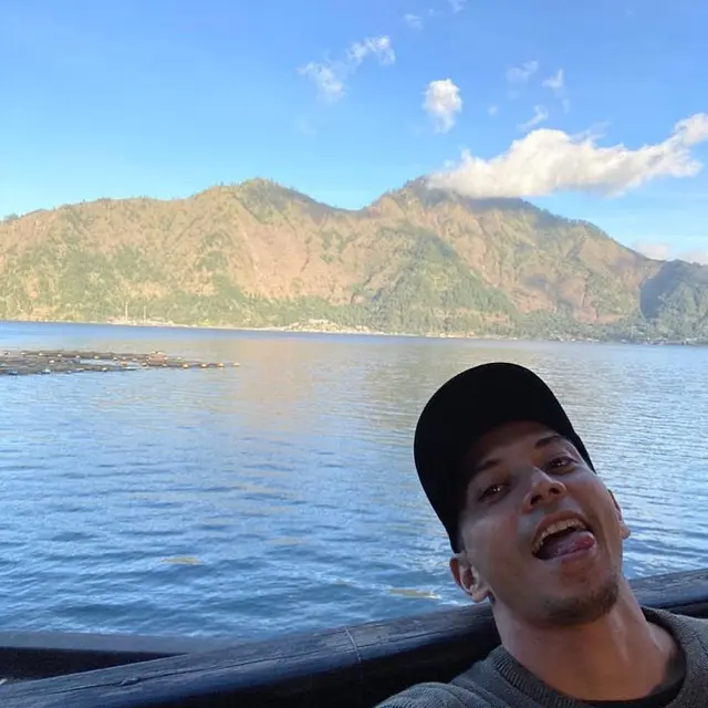 Suka Travelling, Ini 7 Potret Terbaru Fauzi Baadilla yang Dianggap Penganguran