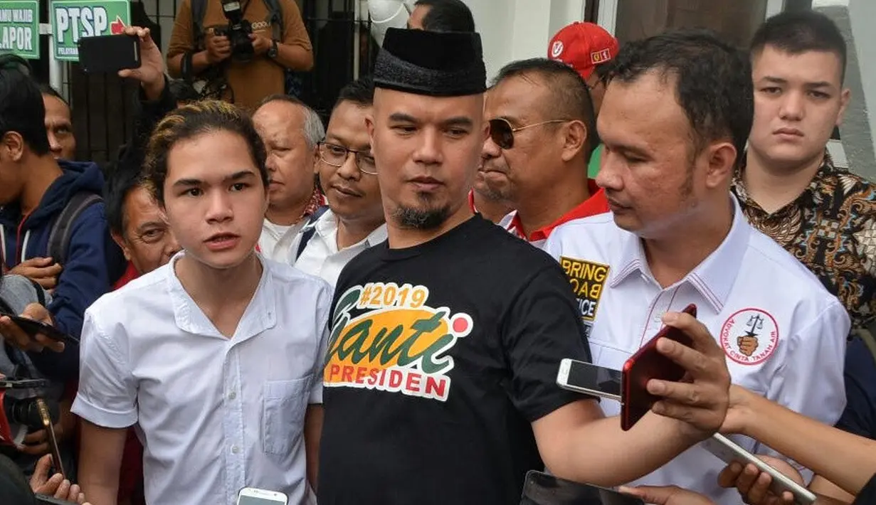 Musisi yang belakangan ini terjun ke dunia politik, Ahmad Dhani menghadiri sidang kasus dugaan ujaran kebencian Senin (16/4). Sidang dengan agenda pembacaan dakwaan itu digelar di Pengadilan Negeri Jakarta Selatan. (Adrian Putra/Bintang.com)