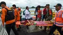 Anggota dari tim penyelamatan membawa seorang pengungsi lansia dengan tandu usai dievakuasi dari Pulau Sebesi di Pelabuhan Bakauheni, Lampung, Rabu (26/12). (AFP Photo/Mohd Rasfan)