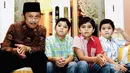 Al, El dan Dul mempunyai kenangan indah bersama almarhum B.J. Habibie. Abdul Qodir Jaelani alias Dul ini lahir 23 Agustus 2000. Pada Agustus lalu, ia merilis single yang berjudul “Kamu dan Aku”.(Liputan6.com/IG/@alghazali7)