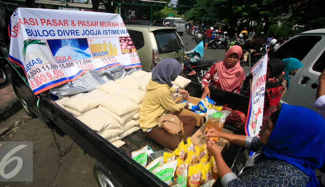 Sejumlah pembeli berbelanja pada operasi pasar murah Bulog DIY di pasar Beringharjo, Yogyakarta, (25/5). Operasi pasar tersebut di jual bererapa bahan kebutuhan pokok diantaranya,beras,minyak goreng di bawah harga pasaran. (Liputan6.com/Boy Harjanto)