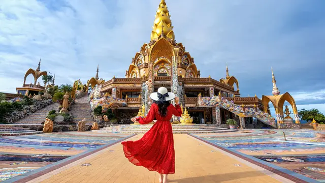 Ilustrasi perempuan di salah satu kuil Thailand/freepik.com/tawatchai07