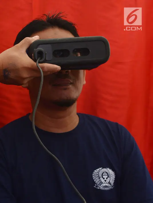 Warga binaan melakukan rekam E-KTP di Lapas Narkotika IIA Cipinang, Jakarta, Kamis (17/1). Percepatan perekaman E-KTP ini menjadi bagian penting untuk menyukseskan Pemilu 2019 di lapas dan rutan. (Merdeka.com/Imam Buhori)