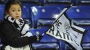 Fans cilik Derby County memberikan dukungan kepada timnya saat melawan Leicester City pada putaran keempat Piala FA di King Power Stadium, Leicester (8/2/2017). Leicester menang 3-1.  (AP/Rui Vieira)