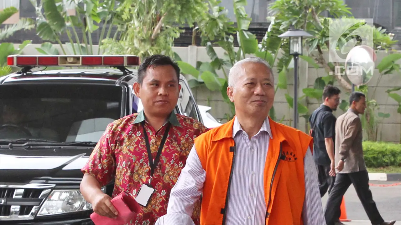 Senyum Antonius Tonny Budiono saat Diperiksa KPK