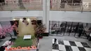 Pengunjung melintasi kios pertokoan yang tutup di pusat perbelanjaan kawasan Semanggi, Jakarta, Senin (28/1). Pasar ritel nasional mengalami penurunan akibat daya beli masyarakat terhadap e-Commerce  yang semakin meningkat. (Merdeka.com/Iqbal S. Nugroho)