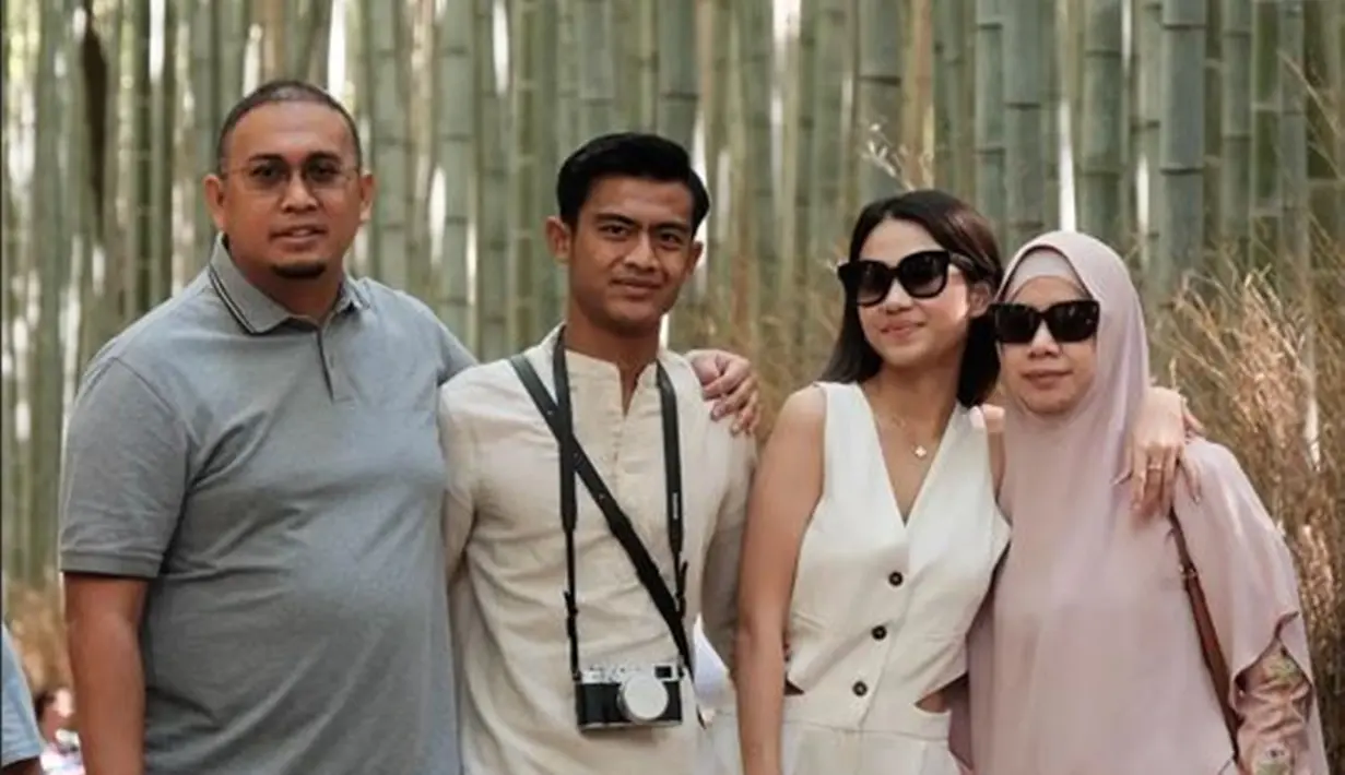 <p>Tak hanya berdua, Arhan dan Azizah ditemani oleh orang tua. Keluarga Andre Rosiade turut hadir menyambangi anaknya. Momen harmonis Arhan bertemu dengan mertua ini curi perhatian. (Liputan6.com/IG/arhanazizah.official)</p>