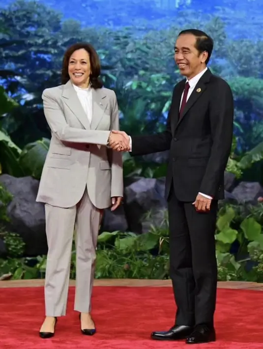 Kemudian, Kamala bertemu dengan Presiden Indonesia, Jokowi. Di momen tersebut, ia tampil formal mengenakan setelan abu-abu terdiri dari atasan blazer dan celana panjangya. [@jokowi]