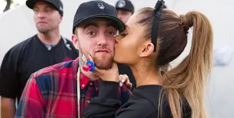 Kisah cinta Ariana Grande dan Mac Miller harus berakhir usai dua tahun berpacaran. (REX/Shutterstock)