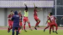 Pemain Persita Tangerang saat sesi latihan jelang laga Shopee Liga 1 di Stadion Sport Center Tangerang, Kamis, (5/3/2020). Persita akan berhadapan dengan PSM Makassar. (Bola.com/M Iqbal Ichsan)