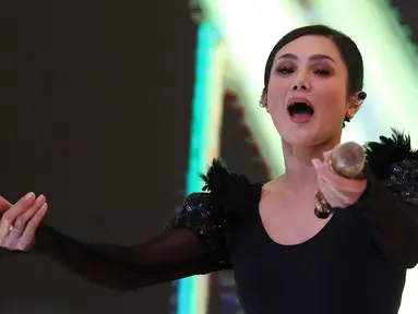 Penyanyi Mulan Jameela tampil dalam peluncuran album solonya berjudul 99 Vol 2 “Patience”, Jakarta, Rabu (2/5). Album tersebut terdiri dari tujuh lagu yang menawarkan warna musik electronic dance music. (Liputan6.com/Immanuel Antonius)