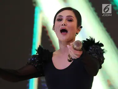 Penyanyi Mulan Jameela tampil dalam peluncuran album solonya berjudul 99 Vol 2 “Patience”, Jakarta, Rabu (2/5). Album tersebut terdiri dari tujuh lagu yang menawarkan warna musik electronic dance music. (Liputan6.com/Immanuel Antonius)