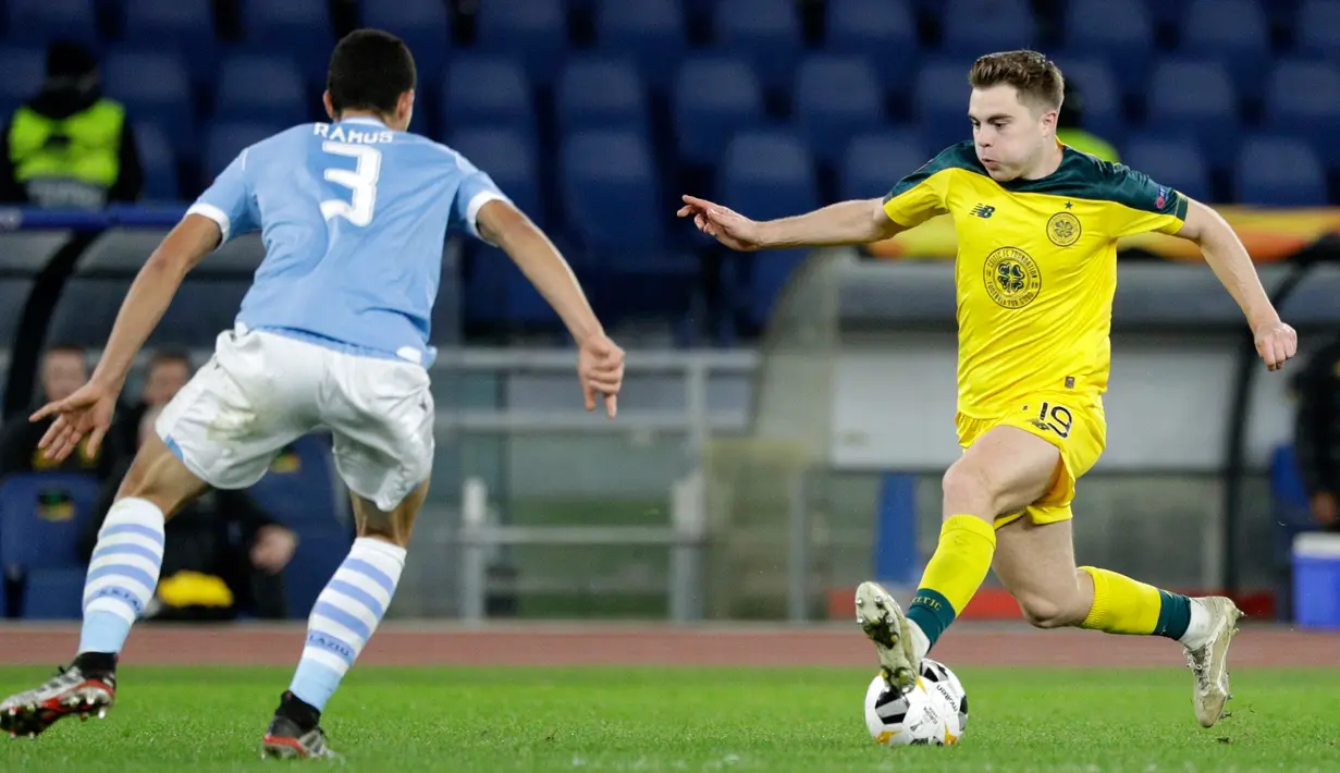 Gelandang Celtic, James Forrest berebut bola dengan pemain Lazio Luiz Felipe pada matchday keempat Grup E Liga Europa 2019 di Stadion Olympico, Kamis (7/11/2019). Celtic mengalahkan Lazio 2-1 untuk kemudian melaju ke babak 32 besar. (AP/Gregorio Borgia)
