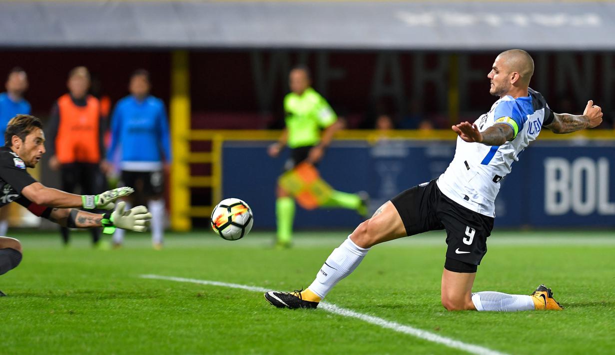 Aksi pemain Inter Milan, Mauro Icardi (kanan) berusaha mencetak gol ke gawang Bologna pada lanjutan Serie A di The Dall' Ara Comunal Stadium, Bologna, (19/9/2017). Inter bermain imbang 1-1 lawan Bologna. (AFP/Andreas Solaro)