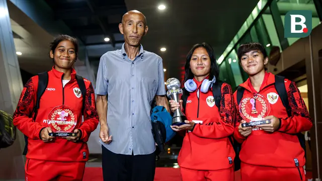 Foto: Timnas Indonesia Putri Sudah Mendarat di Tanah Air, Pamerkan Trofi Juara Piala AFF Wanita 2024