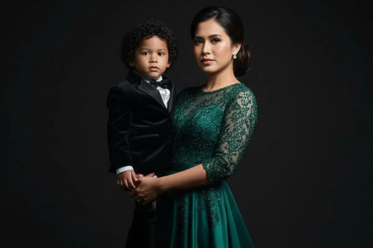Edit Foto Ibu dan Anak yang Masih Kecil ala Photoshoot (Foto: Gemini AI)