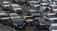 Petugas Jasa Marga melakukan pelayanan transaksi  kartu masuk tol dalam kota kepada pengendara roda empat di Jakarta, Selasa (9/5/2023). (merdeka.com/Imam Buhori)