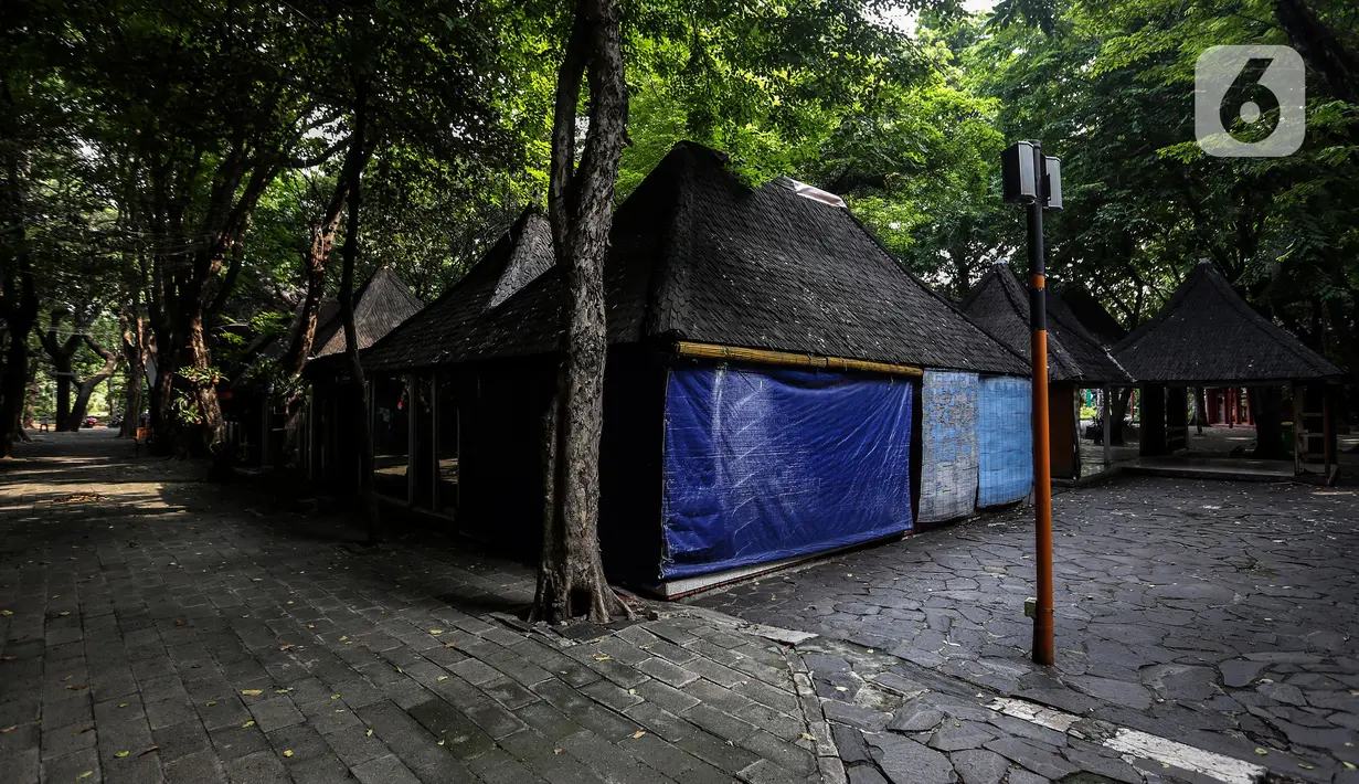 Deretan kios - kios yang kini Sepi bak Rumah tak berpenghuni di Pasar Seni Ancol, Jakarta, Selasa (10/11/2020). Pandemi Covid-19 telah mengubah berbagai aspek kehidupan manusia, termasuk dunia seni. (Liputan6.com/Johan Tallo)