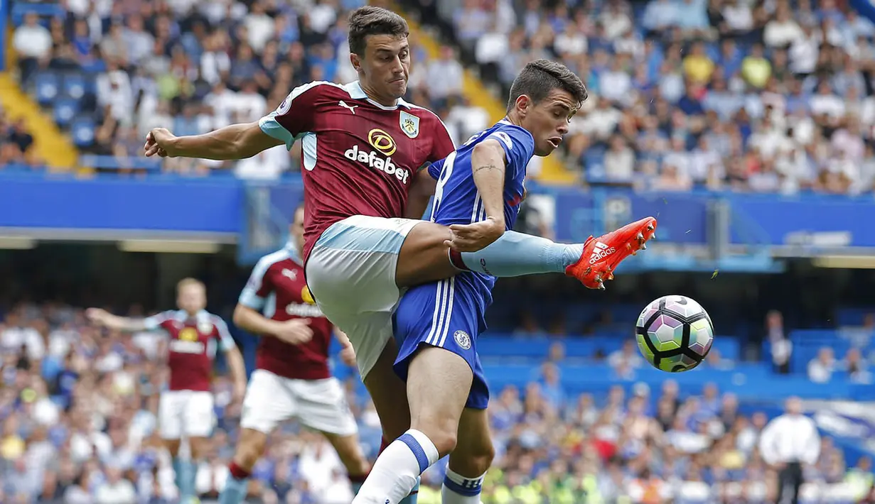 Gelandang Chelsea, Oscar, berusaha melewati pemain Burnley, Matthew Lowton. Kemenangan ini menjadi yang ketiga bagi The Blues ketiga The Blues dalam tiga laga perdana musim 2016-2017. (Reuters/Andrew Couldridge)