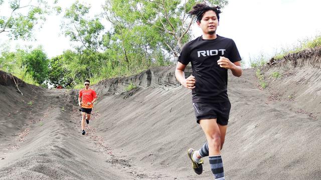 Ilustrasi lari di gumuk pasir