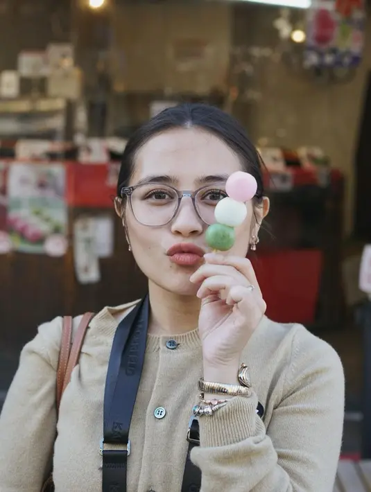 Gemas, Prilly Latuconsina tampil pamer makanannya dengan sweater cokelat. [Foto: Instagram/prillylatuconsina96]