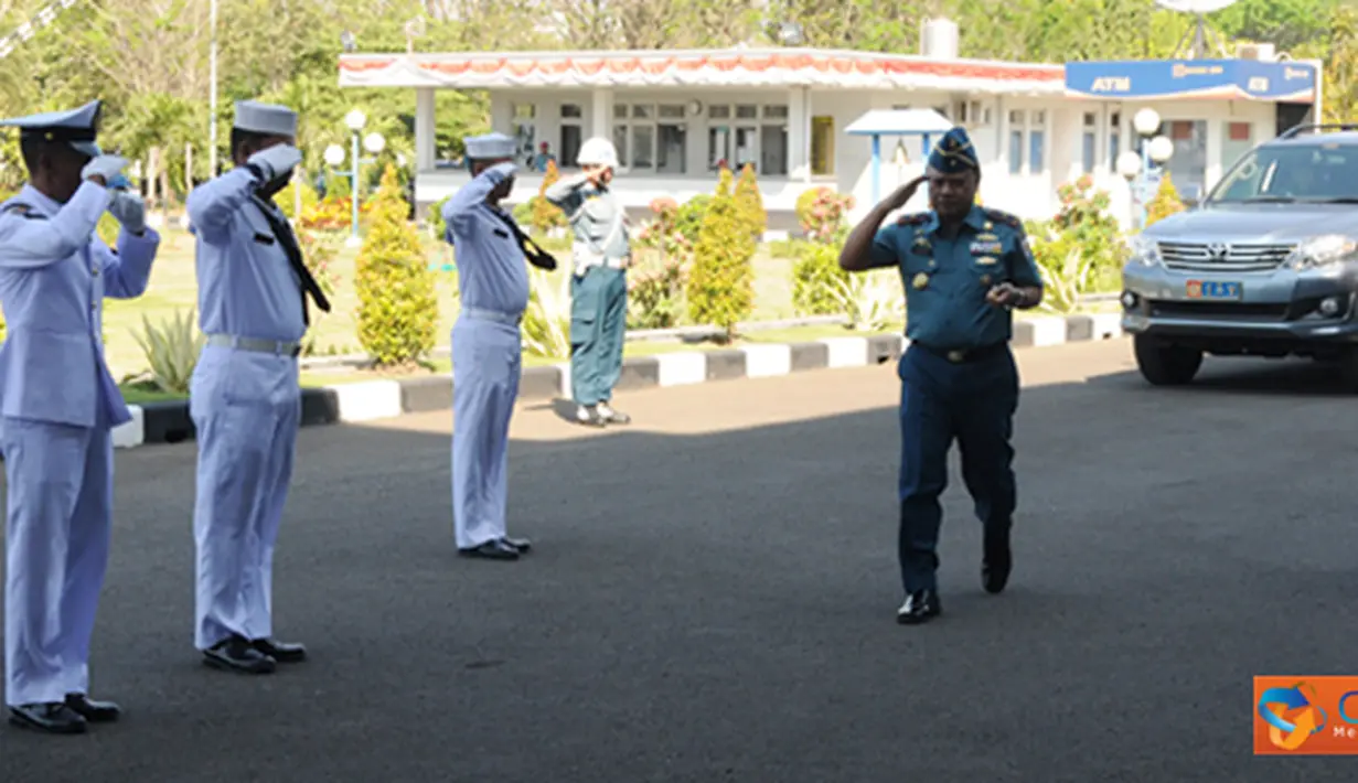Citizen6, Surabaya: Kunjungan resmi Dan Lantamal V, Laksma TNI Sumadi ke lembaga pendidikan TNI AL. Komandan Lanntamal V melewati jajar kehormatan (Valref) Kobangdikal. (Pengirim: Penkobangdikal).
