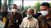 Penyidik KPK menjemput paksa mantan Gubernur Riau, Annas Maamun dari Pekanbaru. Kini Annas telah tiba di Gedung KPK, Jakarta Selatan. (Istimewa)
