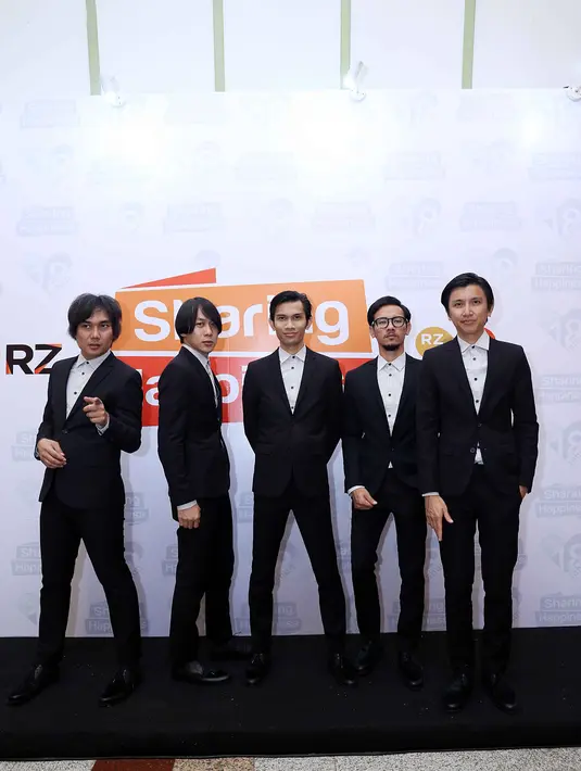 "Kita senang dengan hal-hal yang baru. Selain itu, Rumah Zakat juga mengajarkan kami ilmu-ilmu tentang zakat yang belum terlalu kami fahami sebagai anak band," ucap Tria di Kartika Chandra, Jaksel, Jumat (12/8/2016). (Nurwahyunan/Bintang.com)