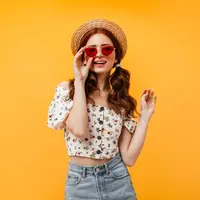 Inspirasi gaya pakaian yang cocok untuk musim panas / Freepik by Lookstudio