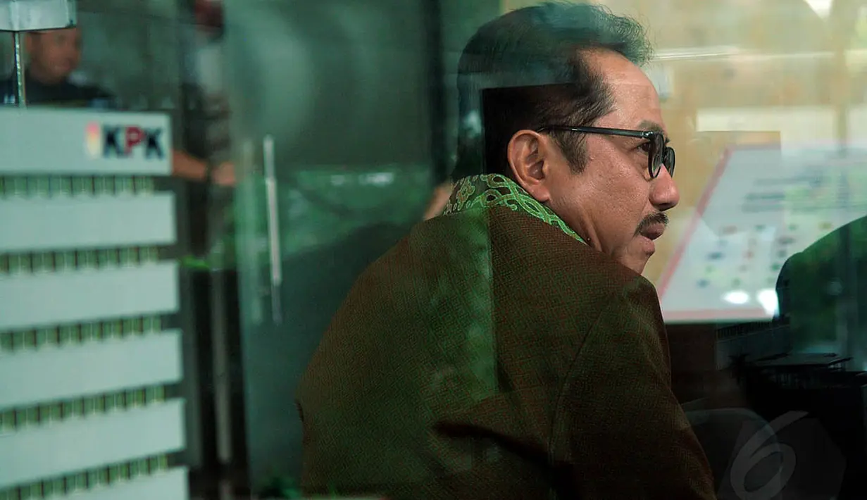 Mantan Sekjen Kementerian ESDM Waryono Karno berada di ruang tunggu gedung KPK, Kamis (22/05/14). (Liputan6.com/Faisal R Syam)