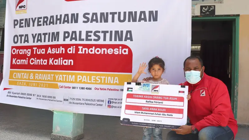 Abdillah Onim, pendiri Nusantara Palestina Center (NPC) memberikan bantuan kepada para anak yatim yang menjadi korban perang di Palestina. (Istimewa)